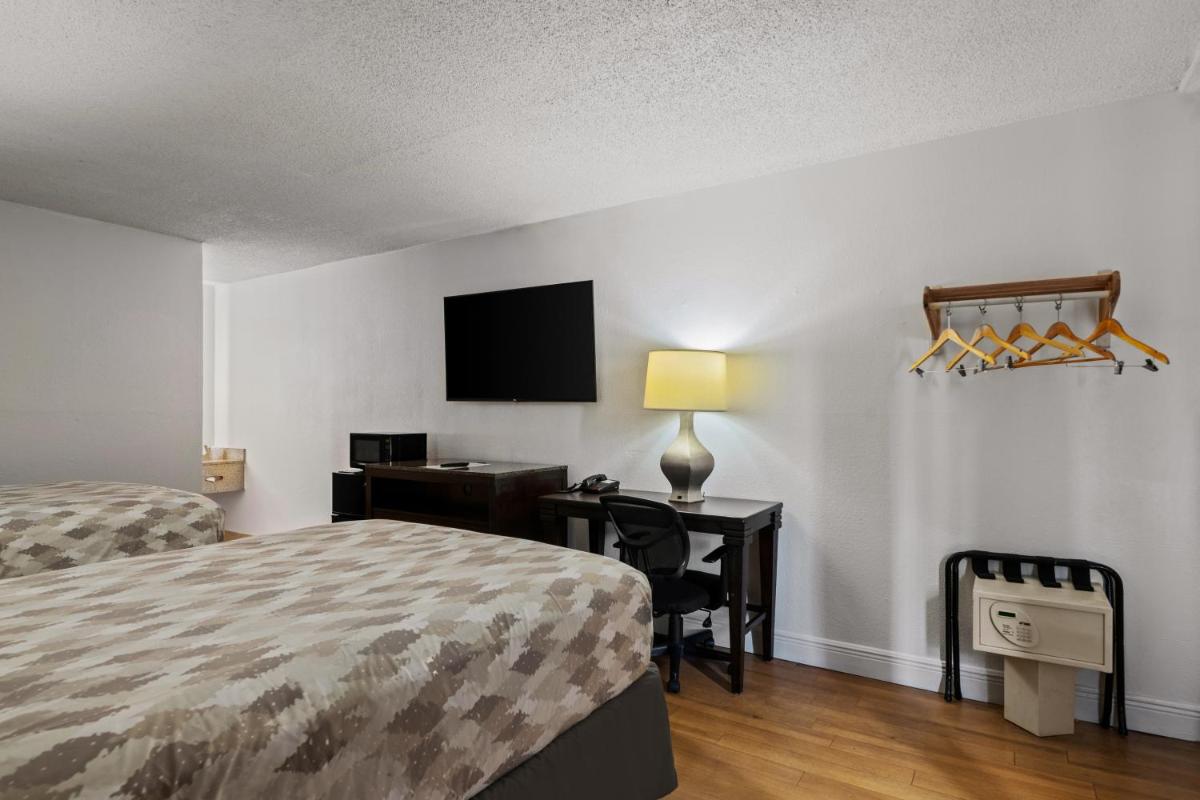 Howard Johnson by Wyndham Airport Florida Mall - image 4