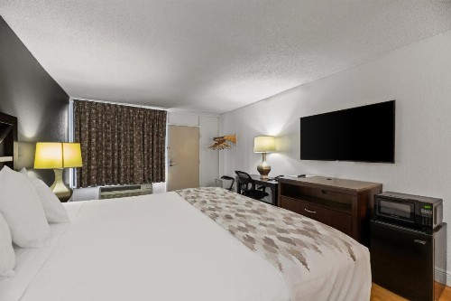 Howard Johnson by Wyndham Airport Florida Mall - image 6