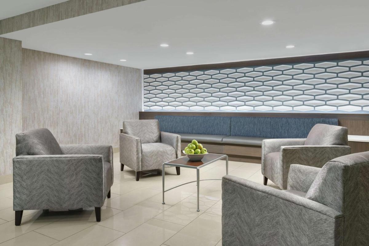 DoubleTree by Hilton Orlando Airport Hotel - image 4
