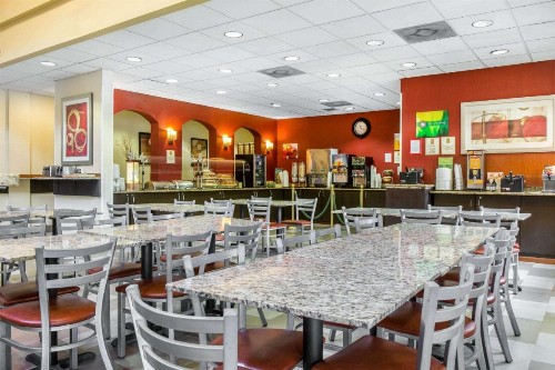 Quality Suites Orlando Close to I-Drive - image 12