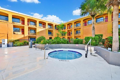 Quality Suites Orlando Close to I-Drive - image 13