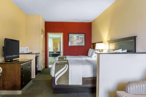Quality Suites Orlando Close to I-Drive - image 15