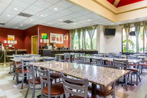 Quality Suites Orlando Close to I-Drive - image 2