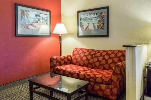 Quality Suites Orlando Close to I-Drive - image 6