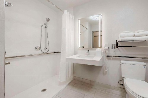 Comfort Inn & Suites Near Universal Orlando Resort-Convention Ctr - image 12