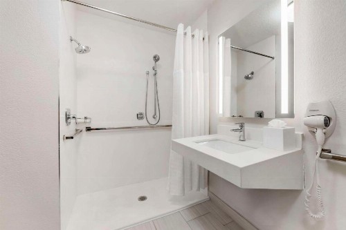 Comfort Inn & Suites Near Universal Orlando Resort-Convention Ctr - image 13