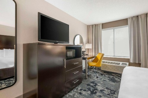 Comfort Inn & Suites Near Universal Orlando Resort-Convention Ctr - image 20