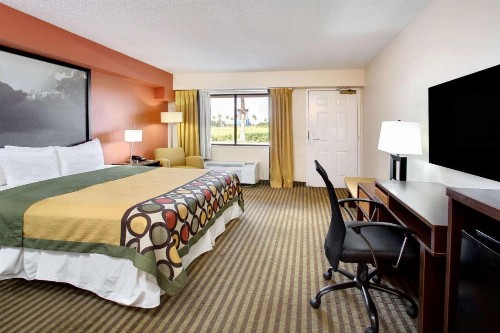 Super 8 by Wyndham Orlando International Drive - image 10
