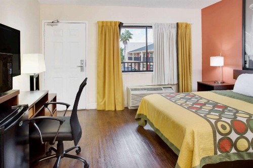 Super 8 by Wyndham Orlando International Drive - image 11