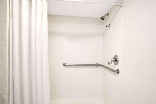 Super 8 by Wyndham Orlando International Drive - image 17