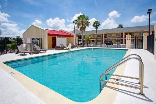 Super 8 by Wyndham Orlando International Drive - image 18