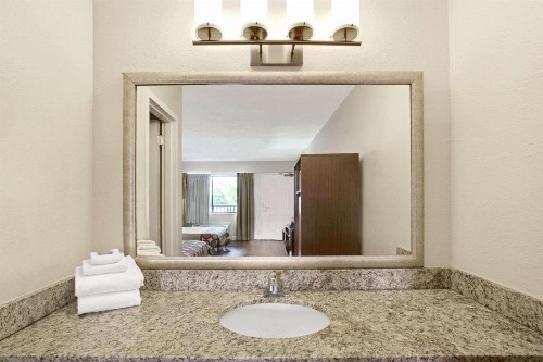 Super 8 by Wyndham Orlando International Drive - image 22