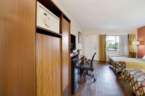Super 8 by Wyndham Orlando International Drive - image 23