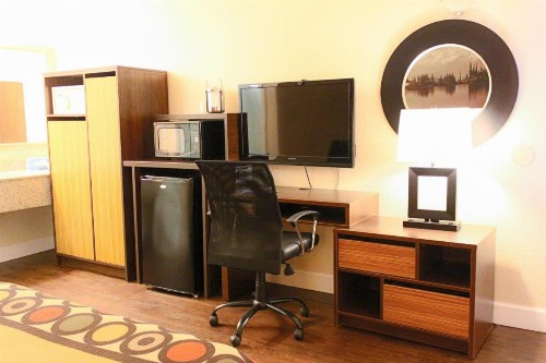Super 8 by Wyndham Orlando International Drive - image 3