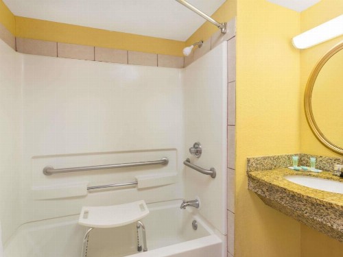 Quality Inn - image 11