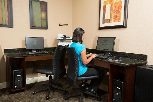 Rosen Inn Closest to Universal - image 6