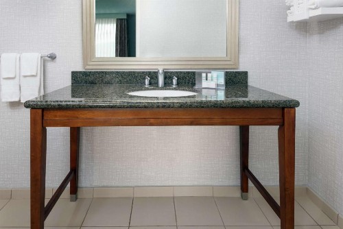 Hampton Inn & Suites Orlando Airport at Gateway Village - image 25