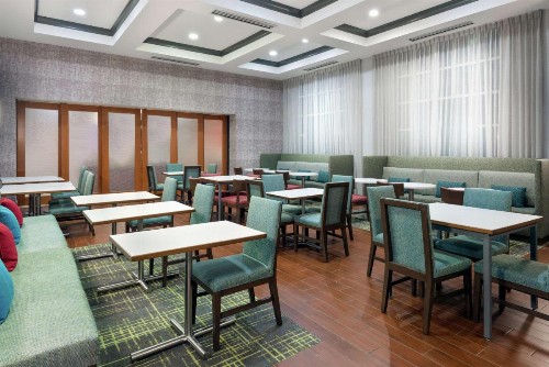 Hampton Inn & Suites Orlando Airport at Gateway Village - image 9