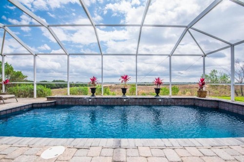 Sunny Large Pool in Floridian Retreat
