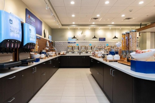 Holiday Inn Express & Suites Orlando- Lake Buena Vista an IHG Hotel - image 18