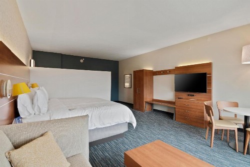 Holiday Inn Express & Suites Orlando- Lake Buena Vista an IHG Hotel - image 4