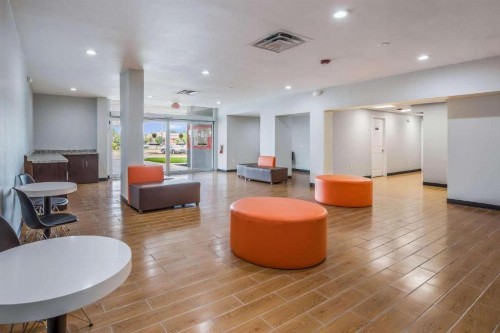 Econo Lodge - image 10