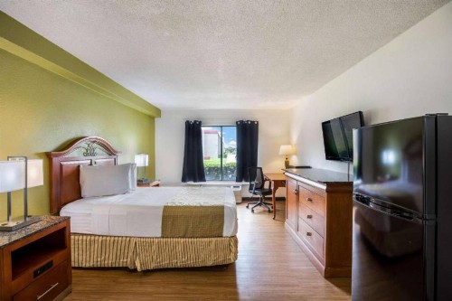 Econo Lodge - image 15