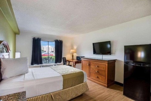 Econo Lodge - image 17