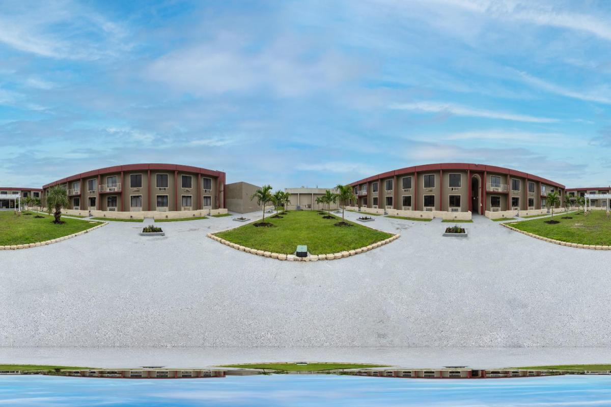Econo Lodge - image 2
