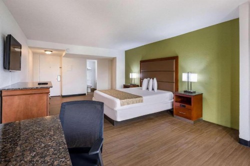 Econo Lodge - image 21