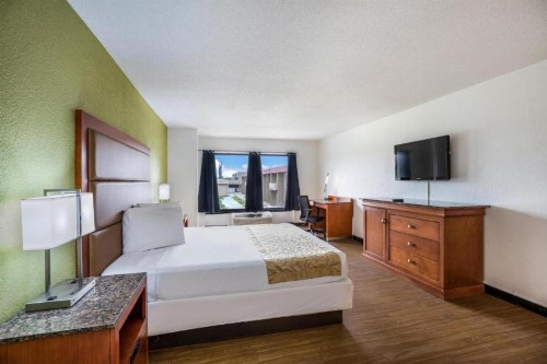 Econo Lodge - image 22