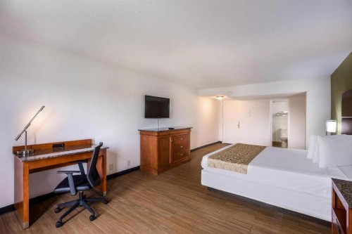Econo Lodge - image 23
