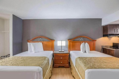 Econo Lodge - image 25