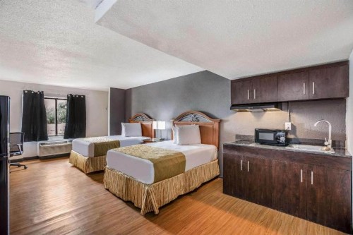 Econo Lodge - image 26