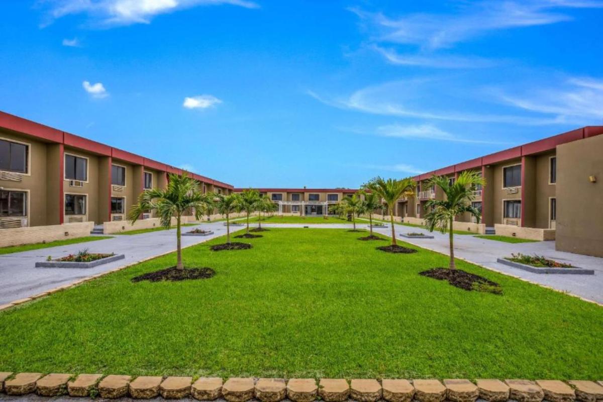 Econo Lodge - image 3