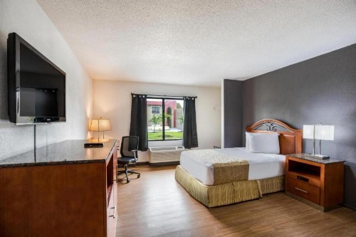Econo Lodge - image 30