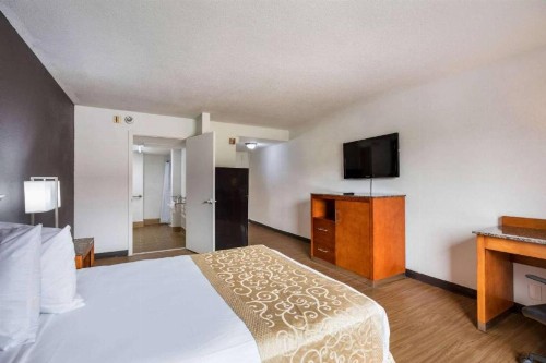 Econo Lodge - image 7