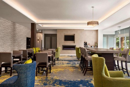 La Quinta Inn & Suites by Wyndham Orlando IDrive Theme Parks - image 11
