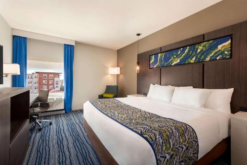 La Quinta Inn & Suites by Wyndham Orlando IDrive Theme Parks - image 14