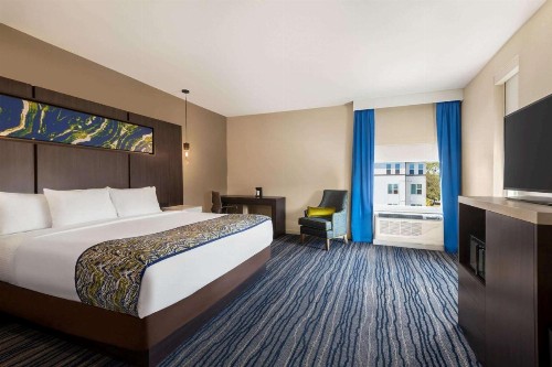 La Quinta Inn & Suites by Wyndham Orlando IDrive Theme Parks - image 15