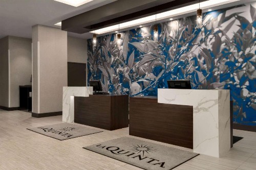 La Quinta Inn & Suites by Wyndham Orlando IDrive Theme Parks - image 17