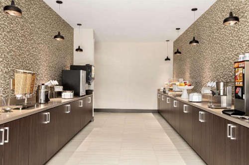 La Quinta Inn & Suites by Wyndham Orlando IDrive Theme Parks - image 18
