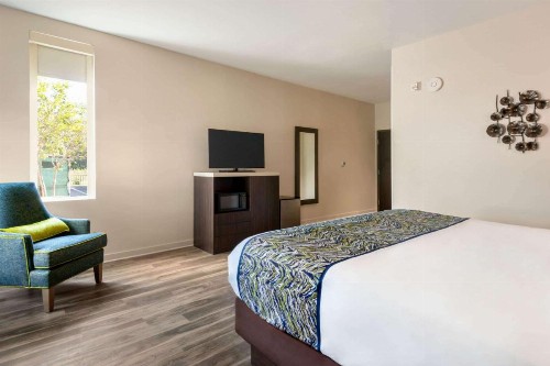 La Quinta Inn & Suites by Wyndham Orlando IDrive Theme Parks - image 2