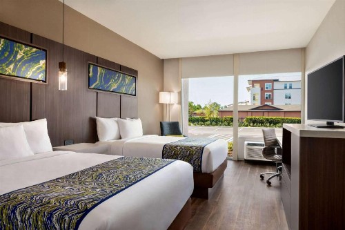 La Quinta Inn & Suites by Wyndham Orlando IDrive Theme Parks - image 20