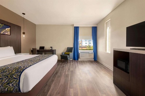 La Quinta Inn & Suites by Wyndham Orlando IDrive Theme Parks - image 25