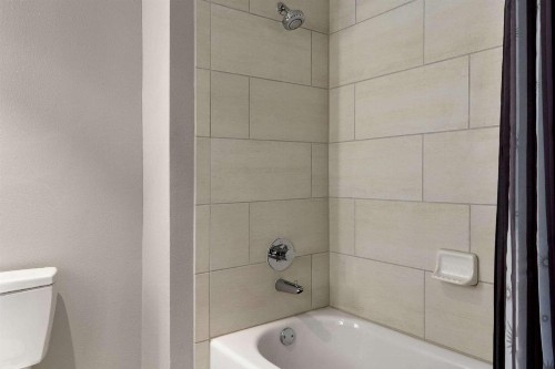 La Quinta Inn & Suites by Wyndham Orlando IDrive Theme Parks - image 26