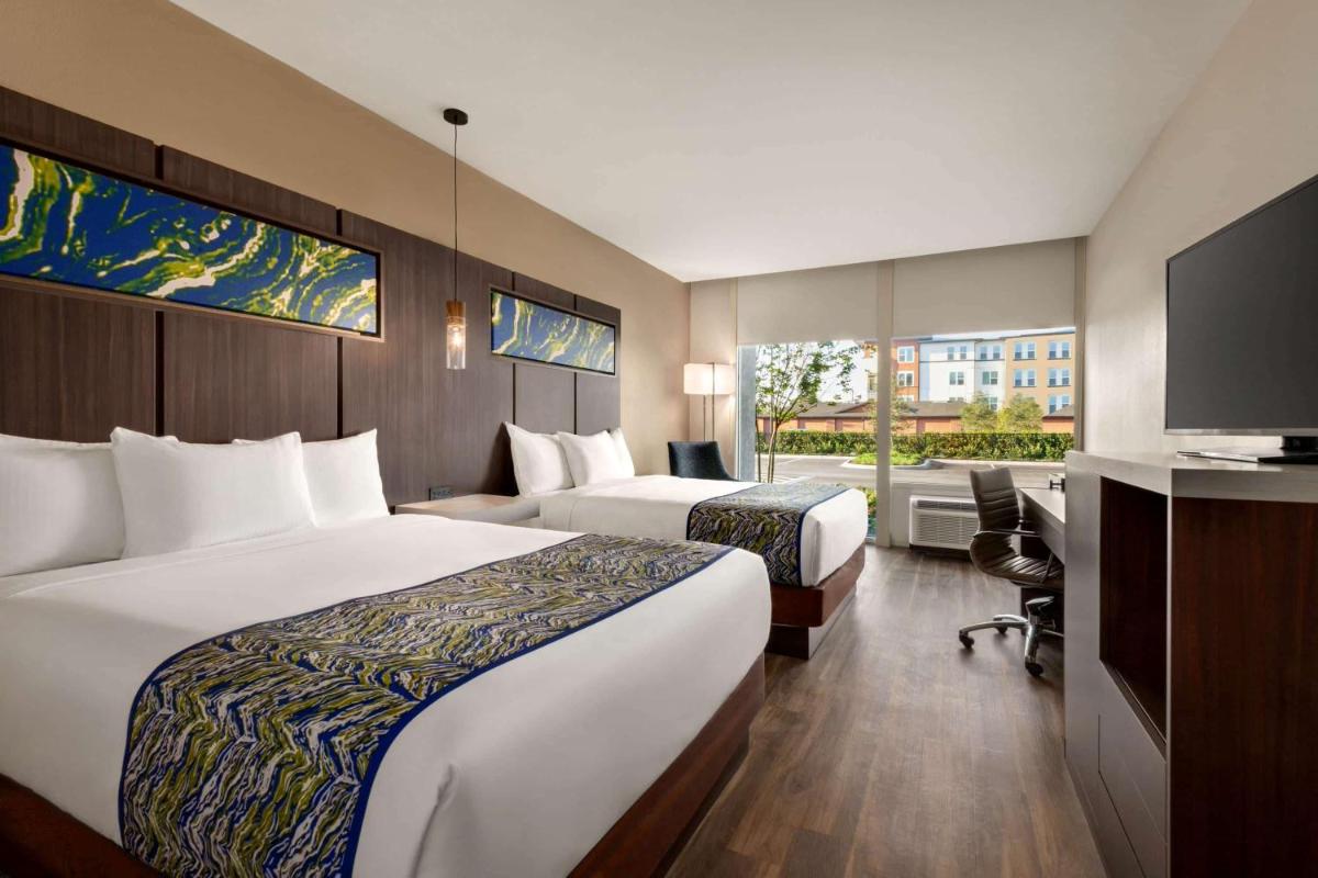 La Quinta Inn & Suites by Wyndham Orlando IDrive Theme Parks - image 3