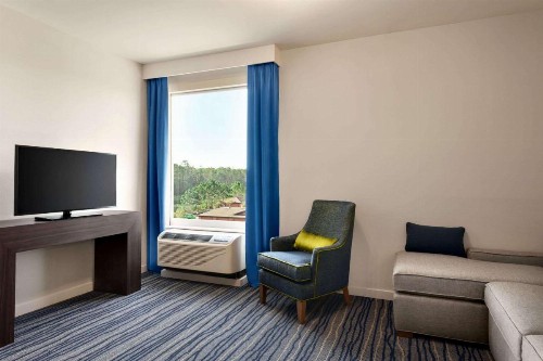 La Quinta Inn & Suites by Wyndham Orlando IDrive Theme Parks - image 32