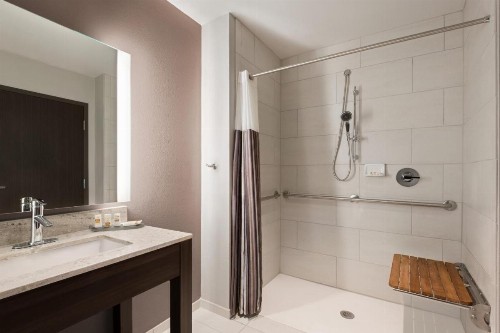 La Quinta Inn & Suites by Wyndham Orlando IDrive Theme Parks - image 34