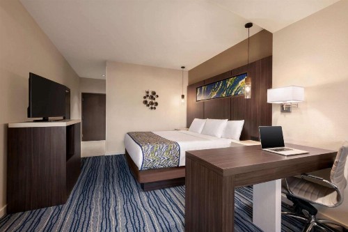 La Quinta Inn & Suites by Wyndham Orlando IDrive Theme Parks - image 35